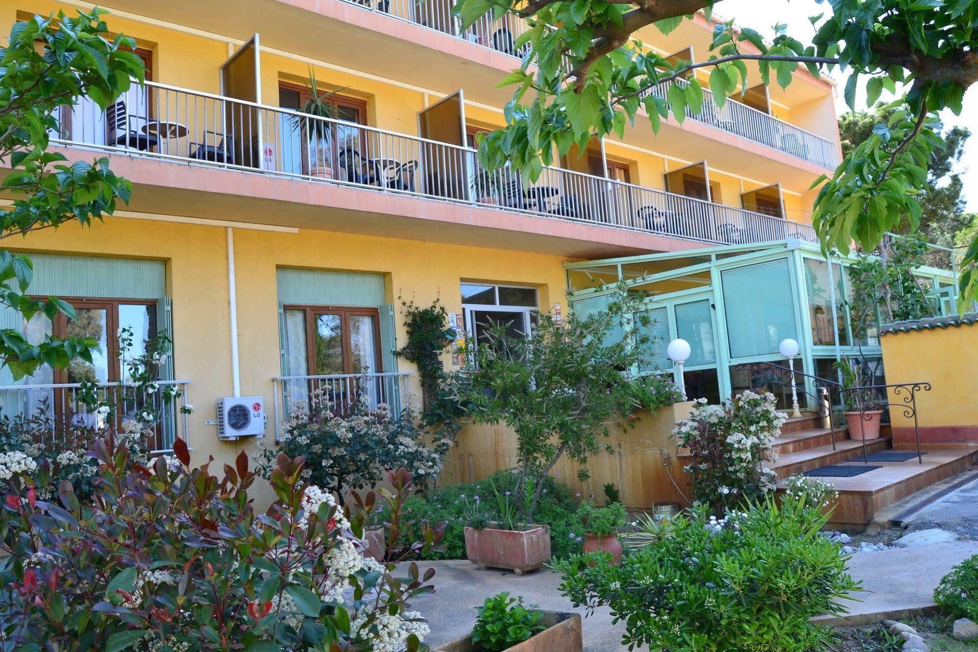 Hotel Cyrnea 卡尔维 外观 照片
