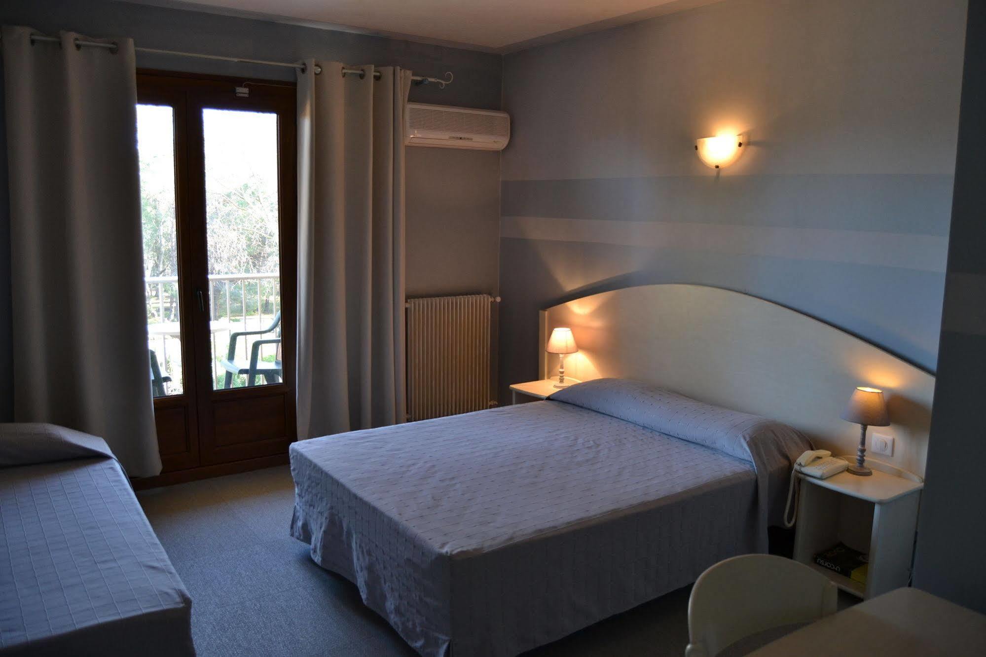 Hotel Cyrnea 卡尔维 外观 照片