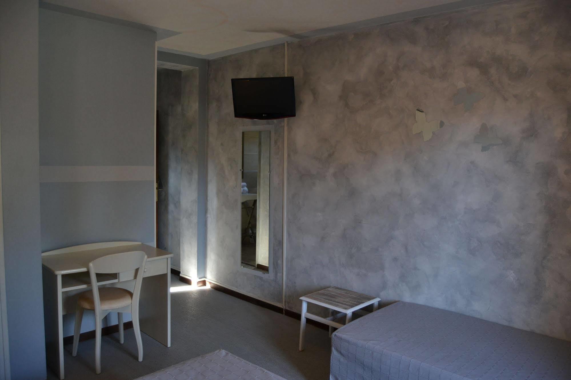 Hotel Cyrnea 卡尔维 外观 照片