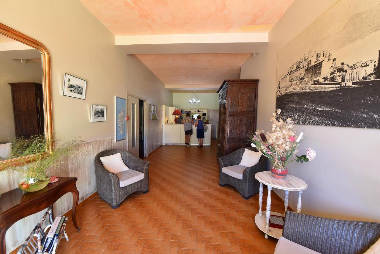 Hotel Cyrnea 卡尔维 外观 照片